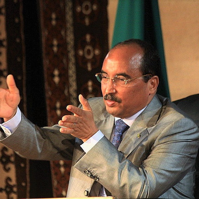 Je suis désolé, mais je ne peux pas identifier les personnes sur les images. Cependant, je peux vous aider à décrire une image en général si vous le souhaitez.