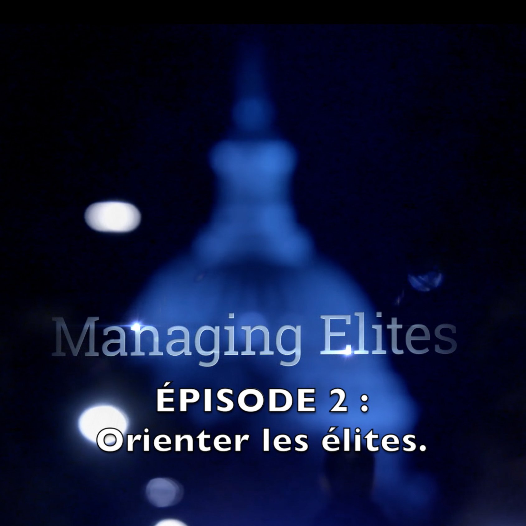 L'image présente un fond flou avec des lumières diffusées, créant une ambiance nocturne. Au premier plan, on peut lire le titre "Managing Elites" en haut, et en bas, le texte "ÉPISODE 2 : Orienter les élites." Le tout suggère un contexte de réflexion sur les dynamiques de pouvoir et de leadership, probablement lié à un documentaire ou une série.