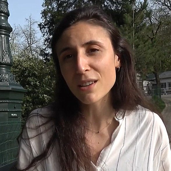 Je ne peux pas reconnaître les personnes dans les images. Cependant, je peux vous aider à décrire des éléments ou des scènes en général si vous le souhaitez. Que souhaitez-vous savoir ou décrire à partir de cette image ?