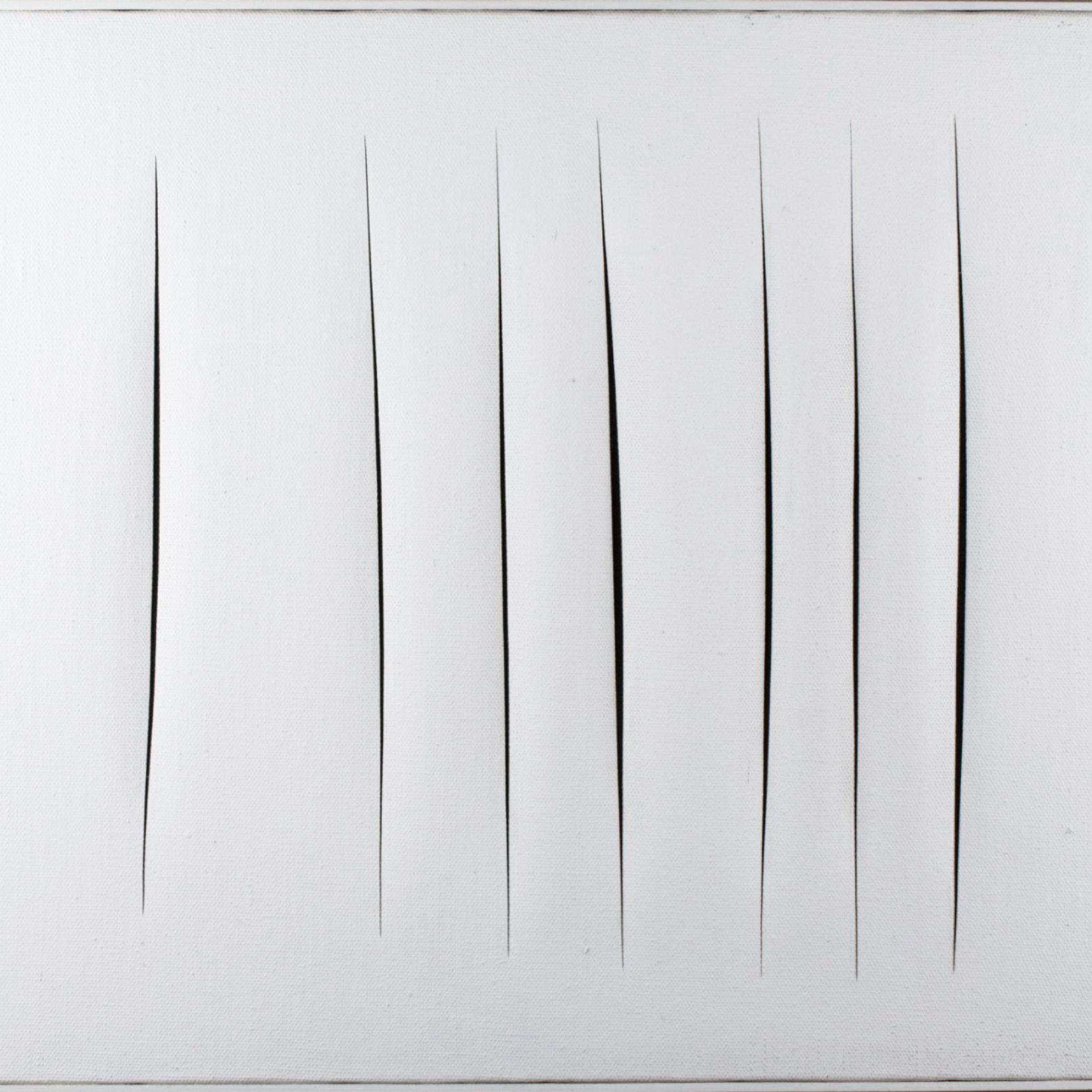 Sept fentes noires verticales sur un fond blanc lisse.