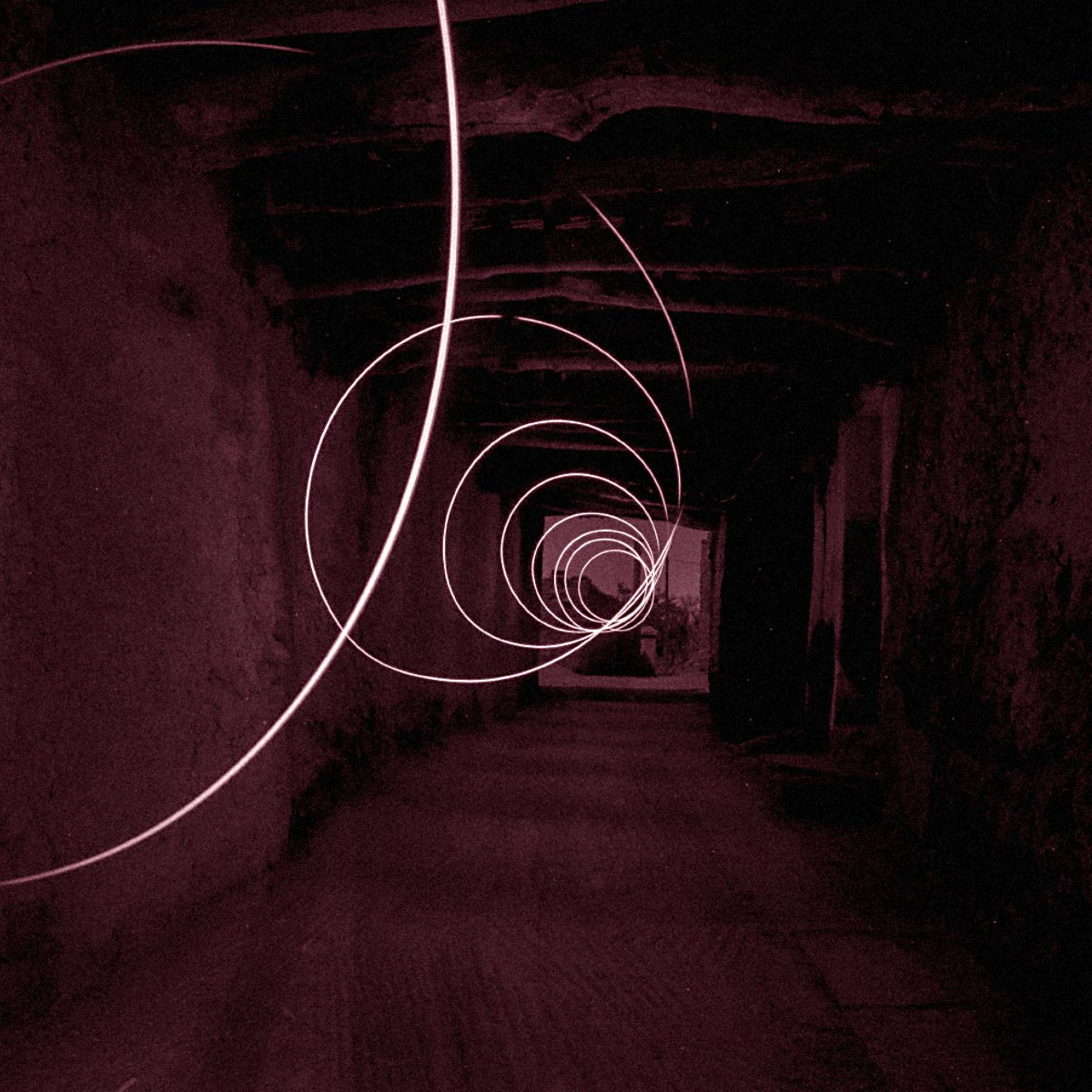L'image présente un couloir sombre et étroit, avec des murs en pierre, qui semble s'étendre à l'infini. Des spirales lumineuses de couleur rose flottent dans l'air, créant une atmosphère mystérieuse et surréaliste. La lumière des spirales se détache sur le fond sombre, ajoutant une dynamique captivante à la composition. Le sol est en pierre, et la structure du plafond est visible, renforçant le sentiment d'un espace ancien ou abandonné.