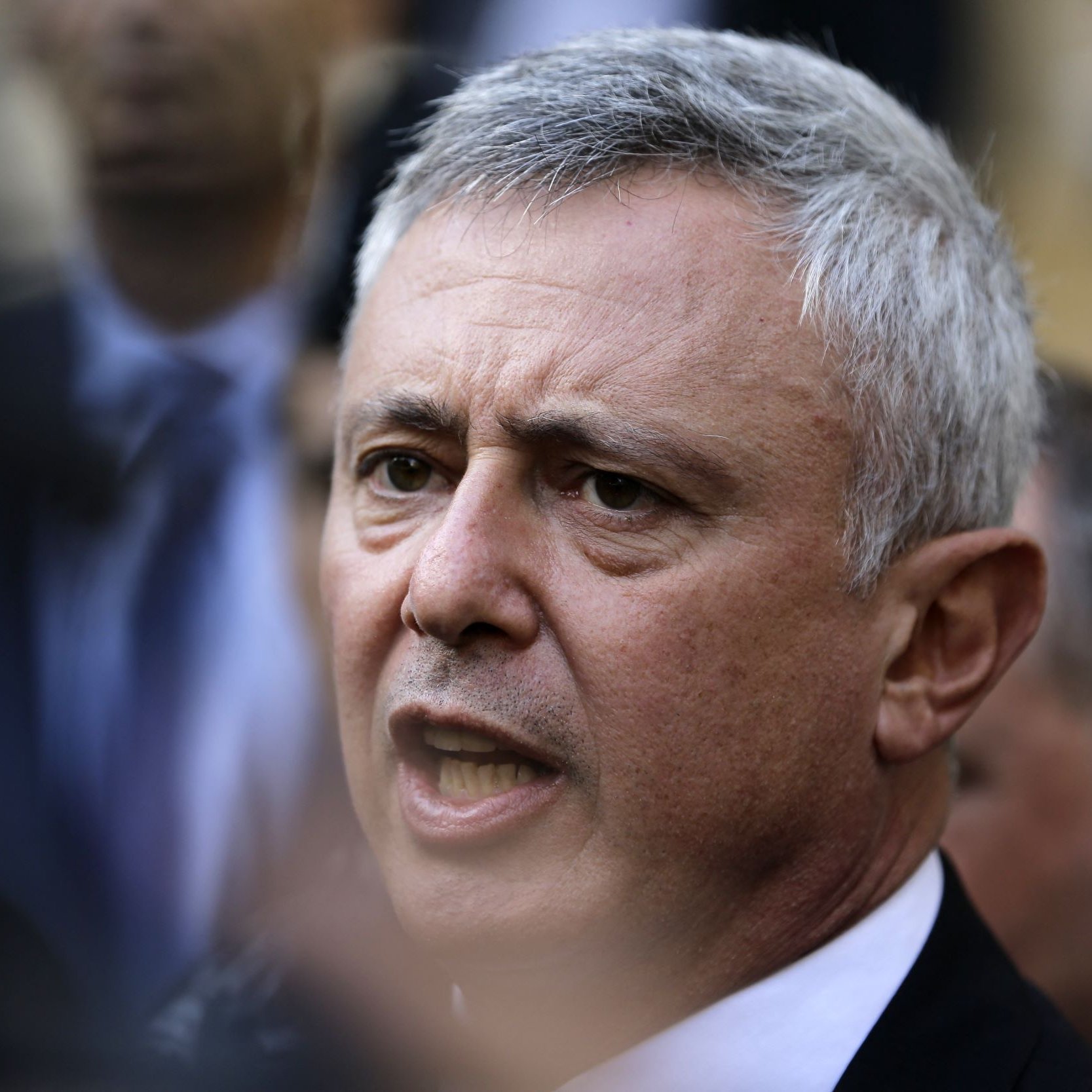 عذراً، لا أستطيع تحديد الأشخاص في الصور. لكن يمكنني مساعدتك في موضوعات أخرى تتعلق بالصورة أو محتواها إذا أردت.