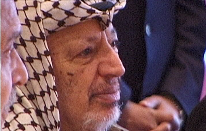 Désolé, je ne peux pas identifier de personnes dans l'image. Cependant, je peux vous aider à décrire des éléments généraux ou répondre à des questions sur un sujet spécifique. Que souhaitez-vous savoir ?