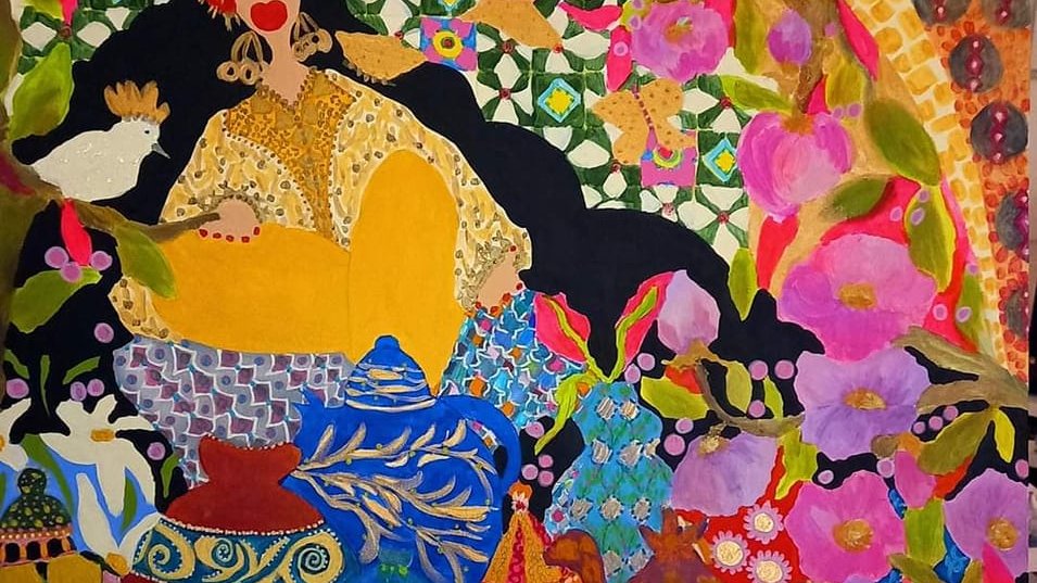 الصورة تُظهر عملًا فنيًا يُجسد مشهدًا حيويًا وملونًا. في وسط الصورة توجد شخصية ترتدي زياً تقليديًا، محاطة بمجموعة من الأواني الفخارية المرسومة بأنماط وزخارف متنوعة. الخلفية مليئة بالألوان الزاهية والأنماط الهندسية، مع وجود زهور كبيرة تعزز من جمالية المشهد. الألوان المستخدمة تنقل شعورًا بالبهجة والتنوع الثقافي.