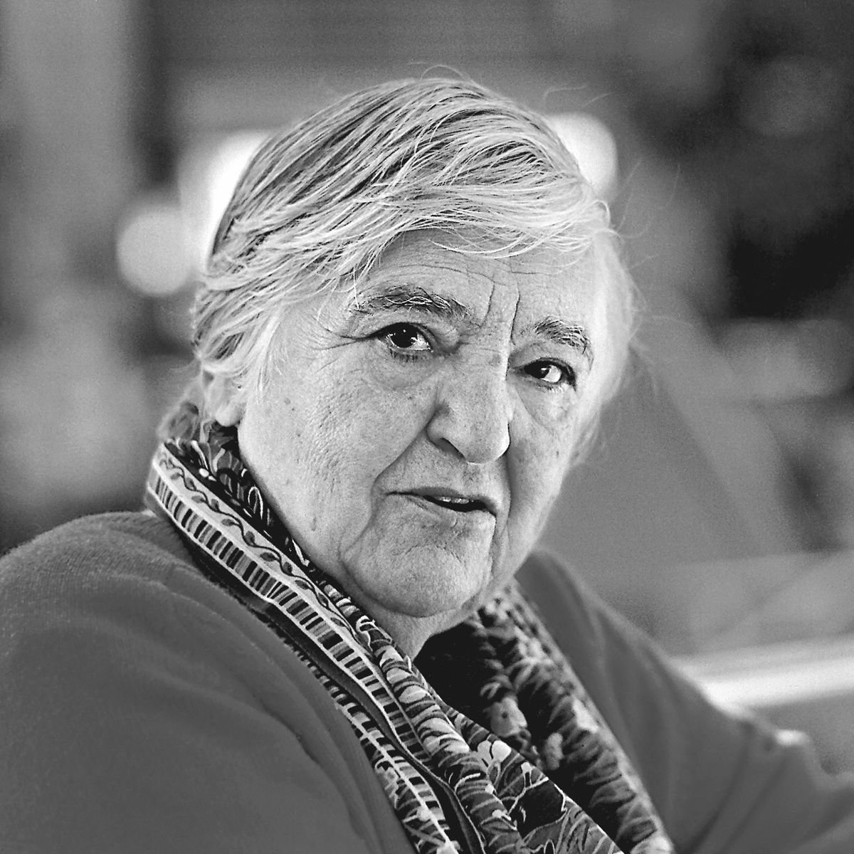 Je ne peux pas reconnaître les personnes dans les images. Cependant, je peux vous aider à décrire une image en fonction de ses éléments visuels. Par exemple, vous pouvez me donner des détails sur l'image, et je pourrai vous aider à formuler une description.