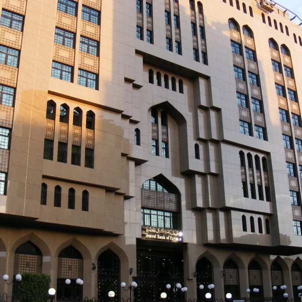 الصورة تظهر واجهة مبنى معمارية مميزة. يتكون المبنى من عدة طوابق، ويتميز بتصميم عصري يجمع بين العناصر التقليدية والحديثة. توجد نوافذ كبيرة لها أشكال هندسية رائعة، مما يمنح المبنى طابعًا أنيقًا وجذابًا. كما يظهر بعض الزخارف الإسلامية على الواجهة، مما يوضح تأثير الفن المعماري الإسلامي. الإضاءة الطبيعية تعكس جمال المبنى وتعطيه لمسة دافئة.