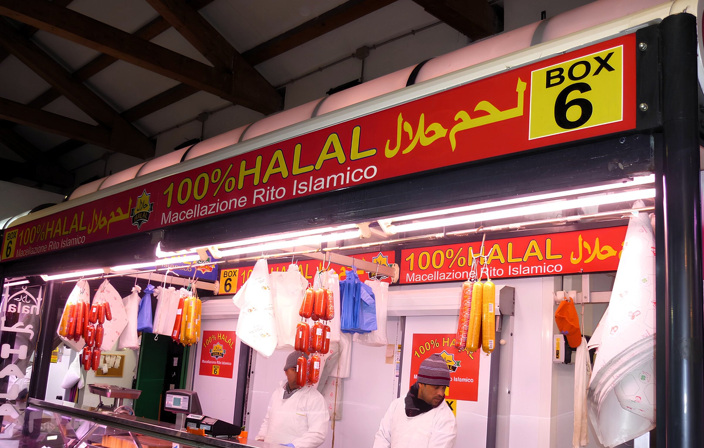 Negozio di macelleria halal, con insegna e prodotti in evidenza.