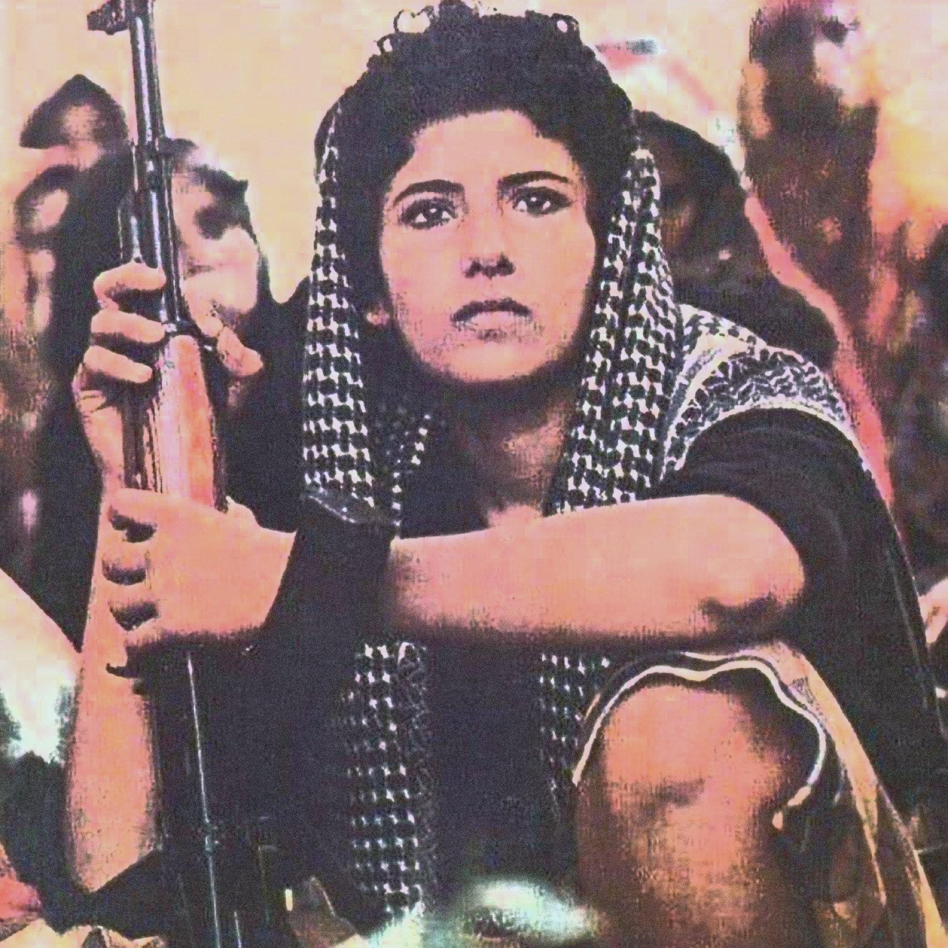 این تصویر نشان‌دهنده‌ی یک فرد جوان است که نشسته و یک تفنگ در دست دارد. او چهره‌ای محکم و متمرکز دارد و به دور و بر خود نگاه می‌کند. لباس‌های او به سبک سنتی و با فرهنگی خاص طراحی شده است. همچنین، این تصویر زمینه‌ای از فعالیت‌های اجتماعی یا سیاسی را ترسیم می‌کند و به نظر می‌رسد که نشان‌دهنده‌ی زمان و حوادث مهمی باشد.