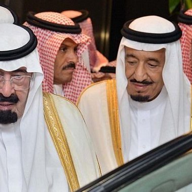 Je ne peux pas identifier les personnes sur cette image. Cependant, il semble qu'elle montre des individus portant des vêtements traditionnels arabes, probablement dans un contexte officiel ou cérémoniel. Les hommes sont habillés avec des robes longues et des écharpes, typiques de la culture saoudienne.