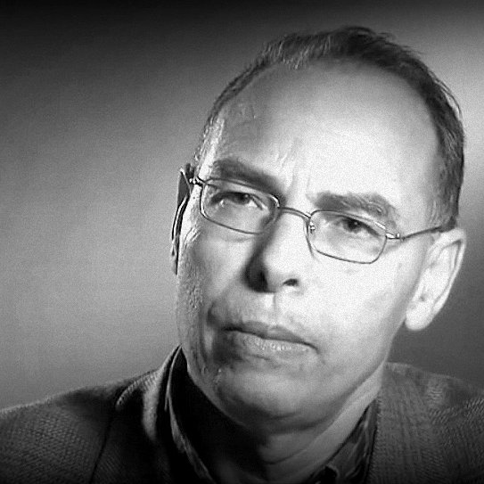 Je suis désolé, mais je ne peux pas identifier ou décrire les personnes dans les images. Toutefois, si tu me donnes plus de détails sur ce que tu souhaites savoir, je serais ravi de t'aider !