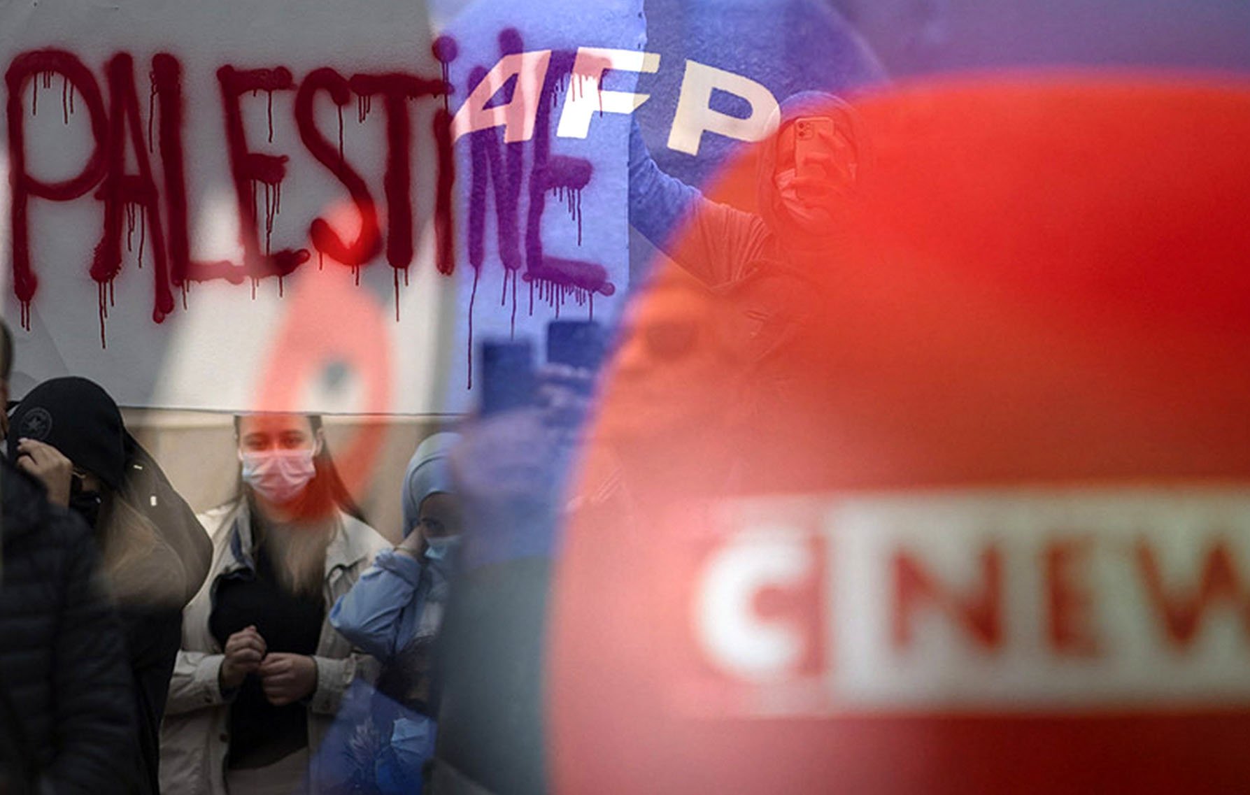 در تصویر، یک دیوار با نوشته‌ای به زبان انگلیسی که کلمه "PALESTINE" بر روی آن به حالت خوشنویسی و با رنگ قرمز آغشته به رنگ، مشاهده می‌شود. در پس‌زمینه، گروهی از مردم دیده می‌شوند که به یک جمعیت یا تظاهرات اشاره دارند. همچنین، لوگوهایی از رسانه‌های خبری مانند "AFP" و "CNEWS" در تصویر وجود دارد که نشان‌دهنده پوشش رسانه‌ای از این رویداد است. فضای کلی تصویر نشان‌دهنده یک رویداد اجتماعی یا سیاسی است که به مسئله فلسطین تعلق دارد.