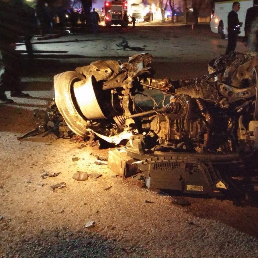 تصویر نشان‌دهنده یک تصادف خودرو است که در آن یک خودرو به طور کامل واژگون شده و روی سقف خود قرار دارد. قطعات خودرو به اطراف پخش شده و آسیب‌های قابل توجهی به آن وارد شده است. صحنه روشنایی کمی دارد و ممکن است در یک شب یا در شرایط کم نور باشد. همچنین، افرادی در پس‌زمینه دیده می‌شوند که احتمالاً در حال رسیدگی به وضعیت هستند.