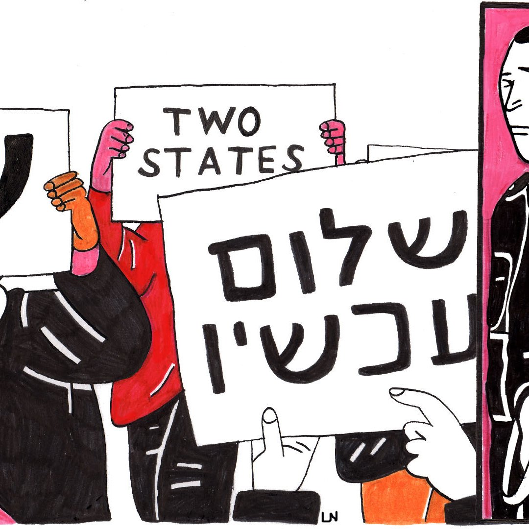 L'image présente des manifestants tenant des pancartes. Certains messages incluent "Two States" en anglais, tandis que d'autres sont en hébreu. À côté des manifestants, on voit une figure qui semble être un policier ou un agent des autorités, observant la situation. Les couleurs sont vives, avec un fond rose qui contraste avec les vêtements principalement en noir et blanc des personnages. L'ambiance de l'image semble évoquer des tensions ou des revendications politiques.