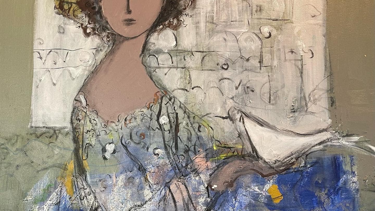 تظهر في الصورة امرأة تجلس في وضعية هادئة. تتميز بتسريحة شعر مجعدة ويبدو أنها ترتدي فستانًا مزخرفًا بألوان هادئة وزرقاء. يبدو على وجهها تعبير رزين وملامحها تشعرك بالسكينة. في يدها، تحمل طائرًا أبيض، مما يرمز إلى الحرية أو السلام. خلفية اللوحة مليئة بالألوان المتنوعة والتفاصيل، مما يضيف عمقًا وحيوية للعمل الفني.