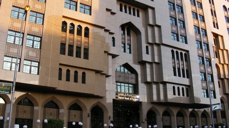 الصورة تظهر واجهة مبنى معمارية مميزة. يتكون المبنى من عدة طوابق، ويتميز بتصميم عصري يجمع بين العناصر التقليدية والحديثة. توجد نوافذ كبيرة لها أشكال هندسية رائعة، مما يمنح المبنى طابعًا أنيقًا وجذابًا. كما يظهر بعض الزخارف الإسلامية على الواجهة، مما يوضح تأثير الفن المعماري الإسلامي. الإضاءة الطبيعية تعكس جمال المبنى وتعطيه لمسة دافئة.