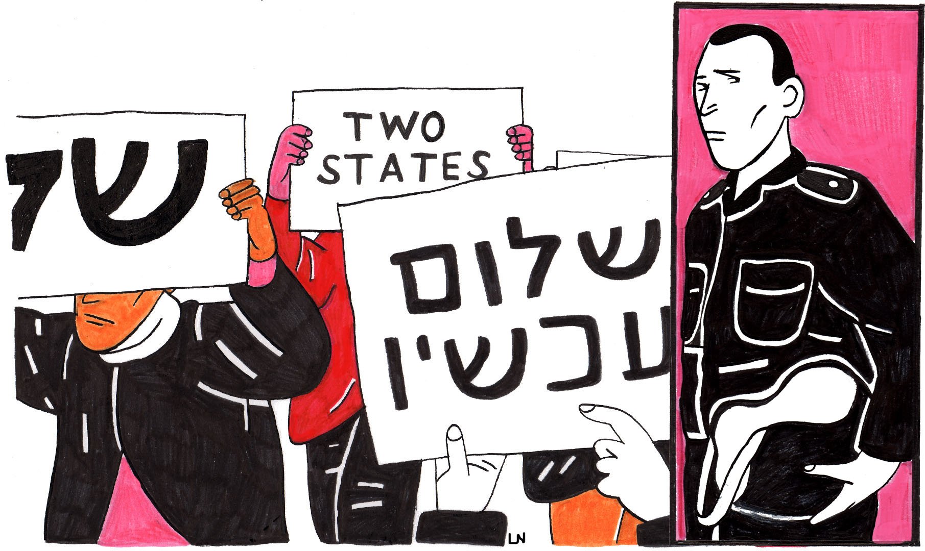 L'image présente des manifestants tenant des pancartes. Certains messages incluent "Two States" en anglais, tandis que d'autres sont en hébreu. À côté des manifestants, on voit une figure qui semble être un policier ou un agent des autorités, observant la situation. Les couleurs sont vives, avec un fond rose qui contraste avec les vêtements principalement en noir et blanc des personnages. L'ambiance de l'image semble évoquer des tensions ou des revendications politiques.