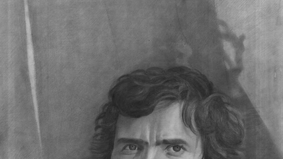 L'image montre un portrait monochrome d'un homme avec des cheveux bouclés. Son expression est intense, avec un regard pensif et un léger froncement de sourcils. L'éclairage accentue les contours de son visage, créant un jeu d'ombres et de lumières qui lui donne profondeur. En arrière-plan, on peut apercevoir des formes abstraites qui ajoutent un élément de mystère à la composition. La technique de dessin semble très détaillée et précise.