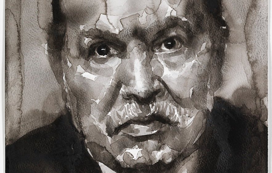 L'image représente un portrait réalisé à l'aquarelle, mettant en avant un homme âgé avec un visage marqué et des traits expressifs. Les tons sont principalement sombres, utilisant des nuances de noir et de gris, ce qui donne une atmosphère dramatique à l'œuvre. Ses yeux sont perçants et semblent porter une certaine intensité. L'arrière-plan est flou, ce qui met l'accent sur le visage du sujet. Les coups de pinceau sont visibles, ajoutant une texture intéressante à l'ensemble.