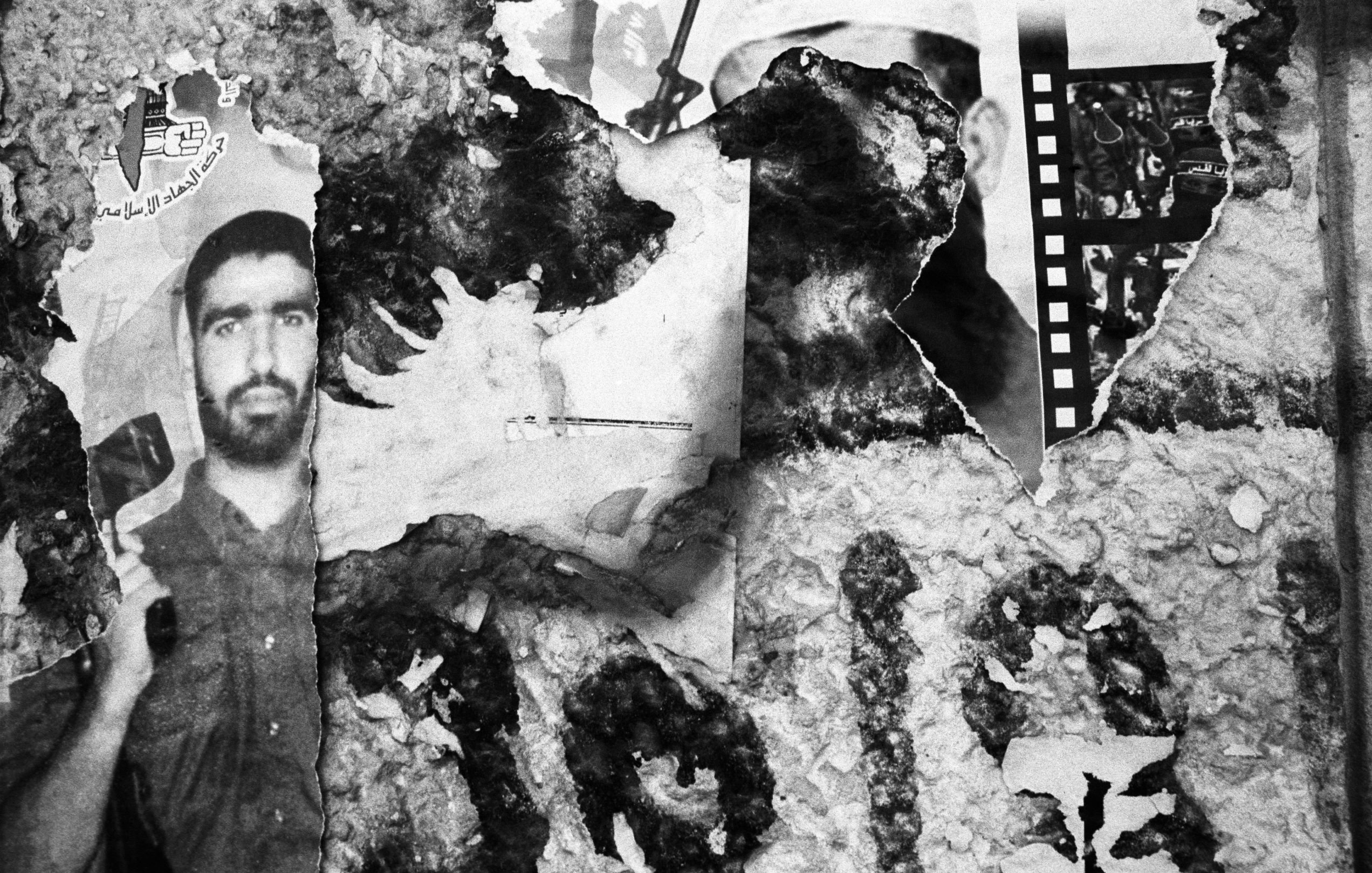 L'image présente un collage de photographies noires et blanches sur un fond détérioré. Les photos semblent être déchirées et abîmées, avec des zones de rouille et des textures variées. On peut y voir des visages flous, peut-être des portraits, ainsi que d'autres éléments graphique. L'état général de l'image donne une impression de nostalgie et de mémoire dégradée.