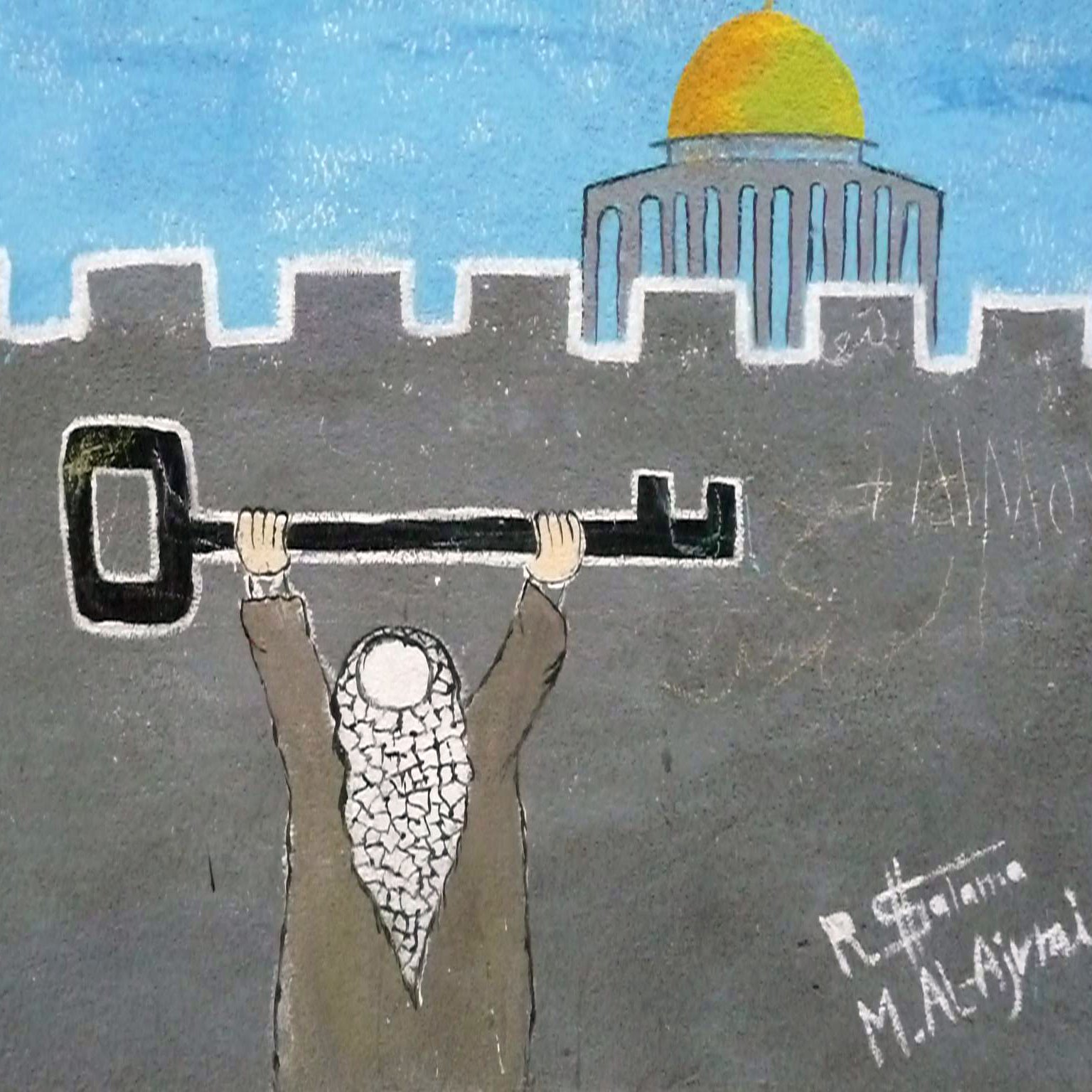 La imagen muestra a un hombre levantando una gran llave sobre su cabeza, simbolizando la esperanza y el derecho al retorno. Él está de espaldas y lleva una vestimenta tradicional. Al fondo, se puede apreciar una ciudad amurallada con una cúpula dorada, que podría representar un lugar de gran importancia religiosa o cultural. El cielo es azul y despejado, lo que sugiere un ambiente de optimismo. La obra parece tener un mensaje profundo sobre la identidad y la lucha por los derechos.