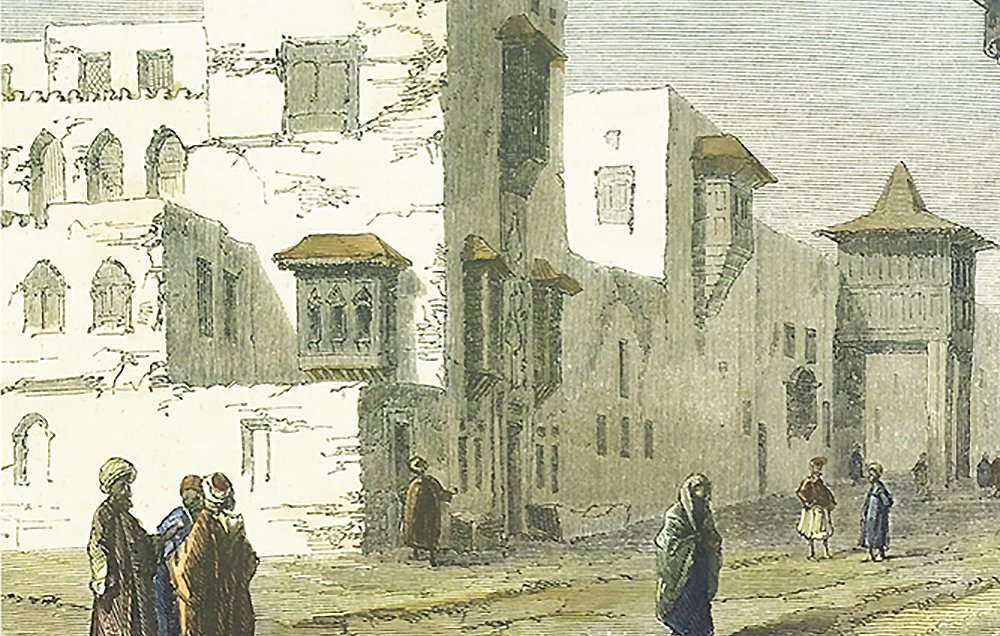 L'image montre une scène urbaine dans un style architectural traditionnel. On peut voir des bâtiments à plusieurs étages avec des balcons et des fenêtres typiques, dont certaines semblent être en ruine. Des personnes marchent dans la rue, certaines en groupes, d'autres seules, vêtues de vêtements traditionnels. L'ambiance de l'image évoque une période historique, probablement dans un contexte orientale ou méditerranéen, avec des couleurs douces et une lumière naturelle. Le paysage est urbain, avec des détails architecturaux qui témoignent d'un passé riche.