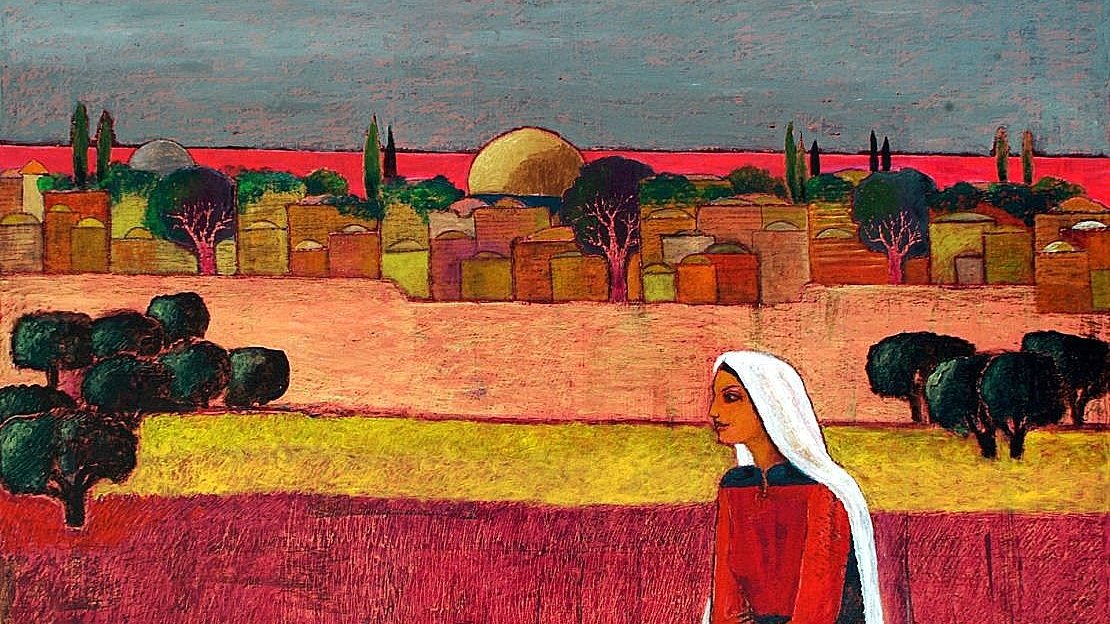 تظهر في الصورة امرأة جالسة ترتدي ملابس تقليدية، حيث تضع على رأسها حجابًا أبيض. الخلفية تعكس منظرًا طبيعيًا لمدينة محاطة بالجبال والأشجار، مع سماء غائمة تعطي انطباعًا حزينًا. تبرز الألوان الدافئة والبنية في المنظر، مما يخلق تباينًا مع الألوان الفاتحة. تعبر تعابير وجه المرأة وحركتها عن التفكير والتأمل، مما يوحي بمشاعر من الحنين أو الارتباط بالمكان.