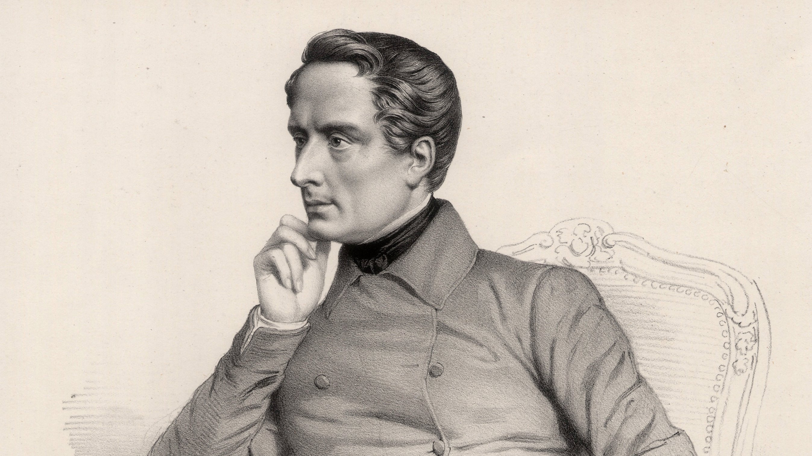 L'image représente un homme assis sur une chaise, arborant une tenue élégante du XIXe siècle. Il porte une chemise à col haut et un manteau à boutons, alliant style et sophistication. L'homme est en pleine réflexion, sa main droite tenant son menton. L'arrière-plan est sobre, mettant en valeur sa posture pensive et le détail de son expression. Cette illustration dégage une certaine gravité et un caractère intellectuel.