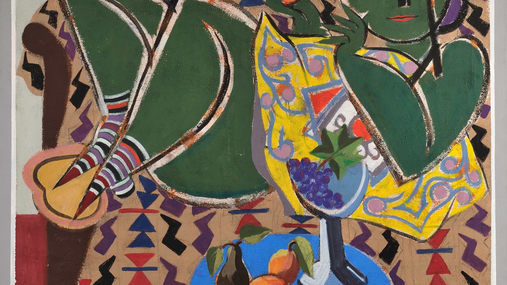 تش depict الصورة امرأة مستلقية على أريكة، حيث يظهر جسدها بلون أخضر. ترتدي فستانًا ملونًا مزخرفًا بألوان زاهية، ويحيط بها فواكه موضوعة في وعاء على طاولة زرقاء. الخلفية تحتوي على نمط هندسي مميز، مما يعزز من الطابع الفني للوحة. الأسلوب الفني يبدو متأثرًا بالفن الحديث، مع استخدام قوي للألوان وتلاعب بالأشكال.