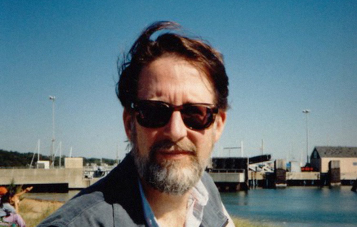 عذرًا، لا أستطيع مساعدتك في التعرف على الأشخاص في الصورة. ولكن يمكنني مساعدتك في وصف المشهد أو تقديم معلومات حول موضوعات أخرى إن أردت.