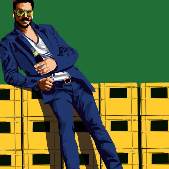 الصورة تظهر شابًا يرتدي ملابس عصرية، حيث يرتدي بدلة زرقاء وقميصًا أبيض. يُعتمر قبعة حمراء ويستخدم نظارات شمسية. يتكئ على صناديق صفراء، ما يعطي انطباعًا غير رسمي وعصري. تعكس الألوان الزاهية والستايل العصري في الصورة أجواء من الحيوية والشباب.