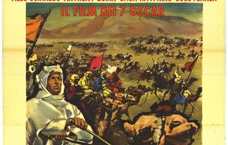 L'image représente une affiche de film pour "Lawrence d'Arabie". Elle montre des éléments évocateurs du désert, avec des cavaliers à dos de chameau en mouvement. Au premier plan, une figure centrale, probablement le personnage principal, porte des vêtements traditionnels arabes et semble inspirée par la bataille ou l'aventure. Le titre du film est écrit en lettres stylisées, et l'affiche mentionne plusieurs acteurs célèbres ainsi que des récompenses reçues par le film. Les couleurs sont vives et capturent l'intensité de l'histoire.