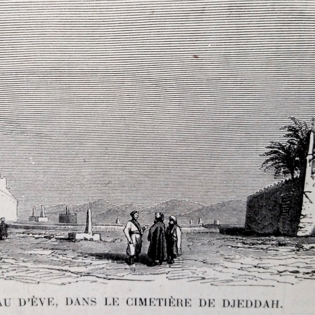 این تصویر نمایی از یک قبرستان را نشان می‌دهد که شامل ساختمانی با گنبد است. در سمت چپ تصویر، یک مقبره با معماری خاص و سنگ‌های مشخص وجود دارد. در وسط تصویر، چند نفر در حال گفتگو یا تماشای اطراف هستند. در پس‌زمینه، تعدادی درخت و سازه‌های دیگری قابل مشاهده هستند. این تصویر به وضوح ابعاد فرهنگی و تاریخی را به تصویر می‌کشد.