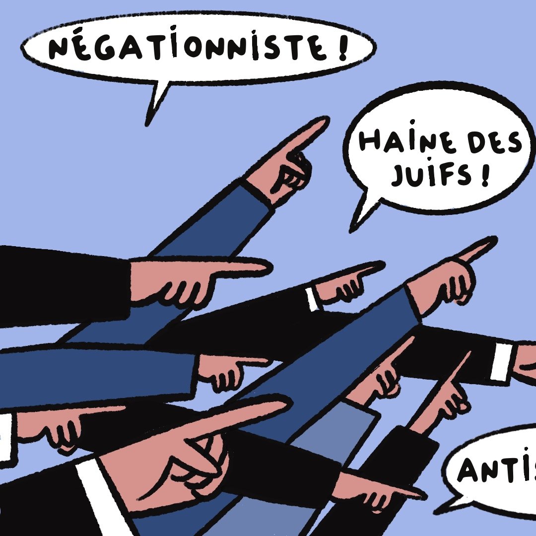 En la imagen se puede ver un grupo de personas con trajes que apuntan con sus dedos. En sus bocas hay palabras en francés que dicen "Négationniste!" (negacionista), "Haine des Juifs!" (odio a los judíos) y "Antisémite!" (antisemita). Una de las figuras sostiene una bandera que tiene colores en blanco, negro y verde, que recuerda a la bandera de Palestina. La escena parece representar un ambiente de confrontación y acusaciones.