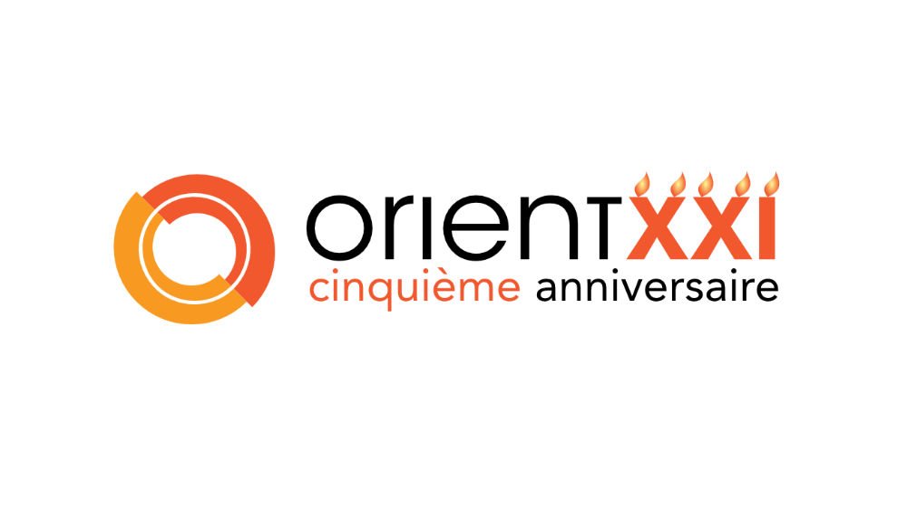 L'image présente un logo pour "Orient XXI", marqué par le texte "cinquième anniversaire". Le logo utilise des couleurs chaudes, comme l'orange, et présente un symbole circulaire stylisé à gauche du texte. Le design est moderne et festif, soulignant une occasion spéciale.