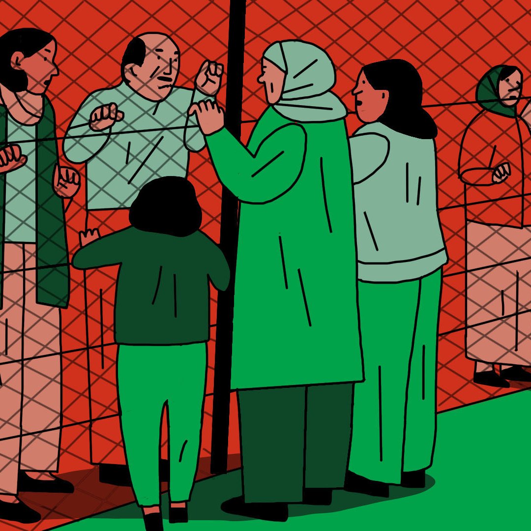 L'image montre un groupe de personnes se tenant près d'une clôture. Plusieurs individus, dont des femmes portant des vêtements traditionnels, sont en interaction avec des personnes de l'autre côté de la clôture. L'arrière-plan est rouge, tandis que les personnages portent des vêtements verts. Il semble y avoir une atmosphère de séparation et d'échange, où des gestes et des expressions indiquent des émotions fortes. L'ensemble de la scène évoque des thèmes de séparation et de communication à travers une barrière.