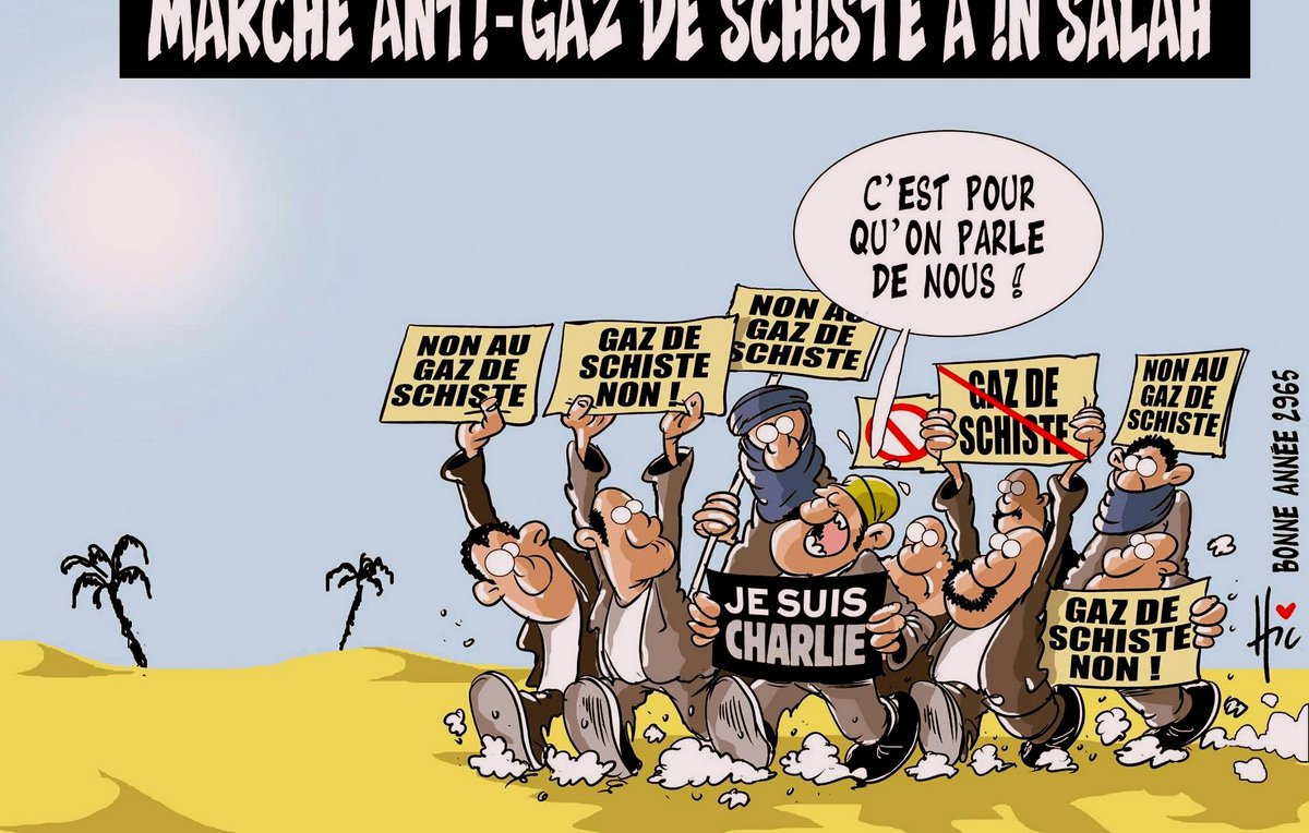 L'image représente une caricature humoristique d'une manifestation contre le gaz de schiste. Des personnages portant des pancartes expriment leur refus de l'exploitation du gaz de schiste, avec des slogans tels que "Non au gaz de schiste" et "Je suis Charlie". En arrière-plan, on peut voir un paysage désertique, avec des palmiers, et un ciel ensoleillé. Le ton de l'image semble ironique, suggérant que les manifestants cherchent à attirer l'attention sur leur cause, tout en faisant référence à des événements récents. L'inscription « Bonne année 2956 » ajoute une dimension satirique, insinuant une préoccupation à long terme pour l'environnement.