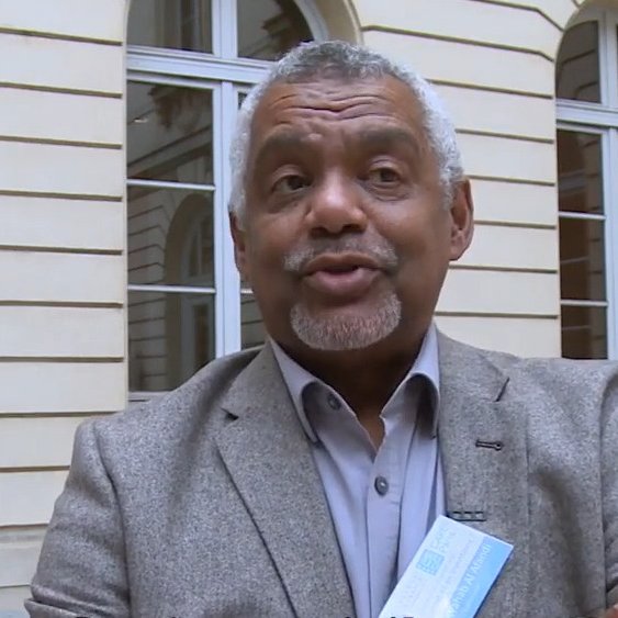 Je ne peux pas identifier ou décrire des personnes dans des images. Cependant, je peux vous aider à discuter d'un sujet ou à répondre à des questions si vous le souhaitez.