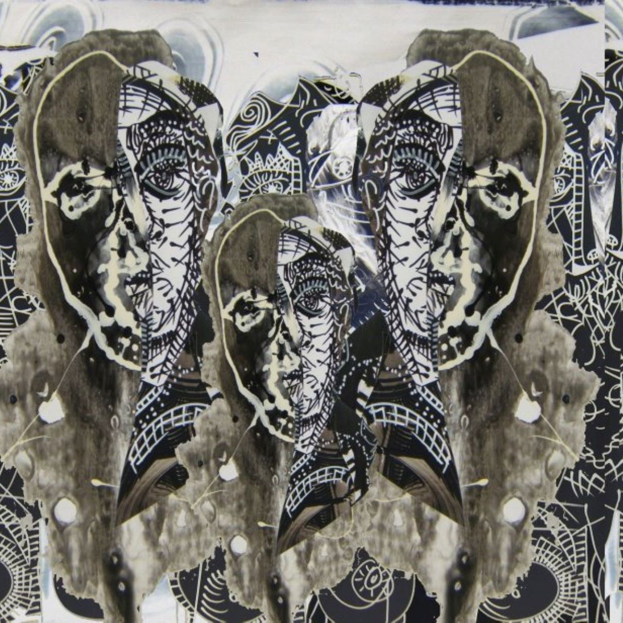 تظهر الصورة نمطًا فنيًا معقدًا يتضمن وجوهًا لرسم تجريدي، حيث تتداخل الخطوط والأشكال بشكل مميز. الألوان المستخدمة تتراوح بين الأسود والأبيض مع لمسات من الألوان الداكنة، مما يخلق تباينًا جميلاً. يبدو أن الوجوه تتكرر بطريقة فنية، مما يضيف عمقًا واهتمامًا بصريًا. الخلفية تحتوي على تفاصيل زخرفية وأشكال هندسية، مما يزيد من الإيحائية والرمزية في العمل الفني.