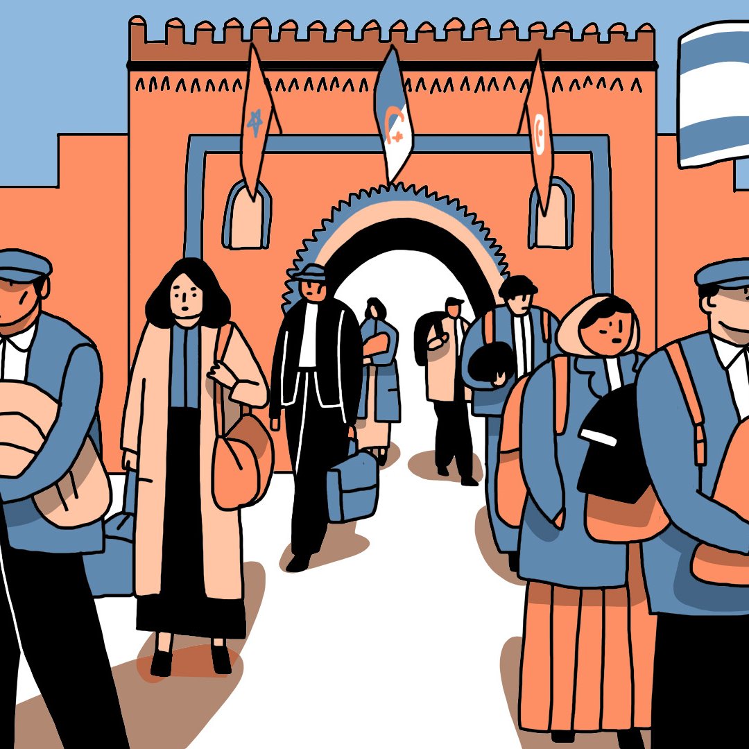 La imagen muestra a un grupo de personas caminando por una puerta o arco que parece ser la entrada de un lugar histórico, con banderas de Francia e Israel visibles en el fondo. La mayoría de las personas llevan equipaje, como mantas y mochilas, y hay una variedad de vestimenta entre ellos, que incluye trajes formales y ropa tradicional. El ambiente parece ser de movimiento y transición, quizás sugiriendo un viaje o una nueva etapa en sus vidas. El diseño es estilizado, con colores predominantes en tonos cálidos y un estilo gráfico moderno.