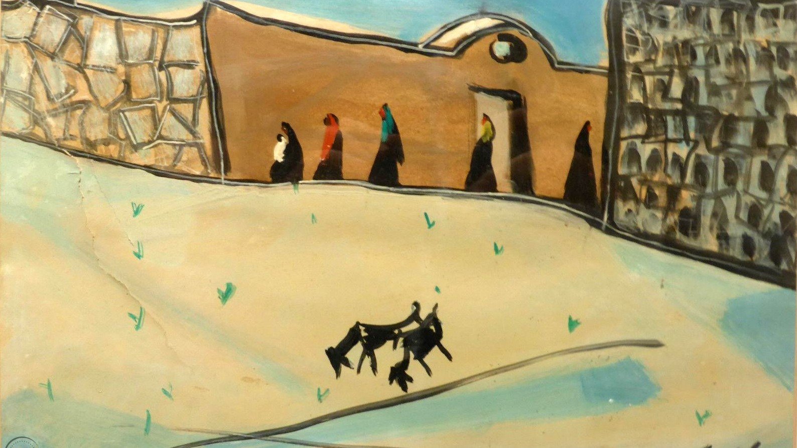 Des silhouettes de femmes marchent près d'un mur dans un paysage désert.