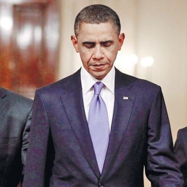 L'image montre trois hommes en costume. Au centre, on voit une personne qui semble être concentrée ou pensive, tandis que les deux autres hommes, de chaque côté, semblent adopter une posture sérieuse. L'arrière-plan est flou, suggérant un cadre formel, probablement une salle de conférence ou de réunion. Les expressions faciales et la posture de chacun des hommes transmettent une atmosphère de solennité ou d'importance.