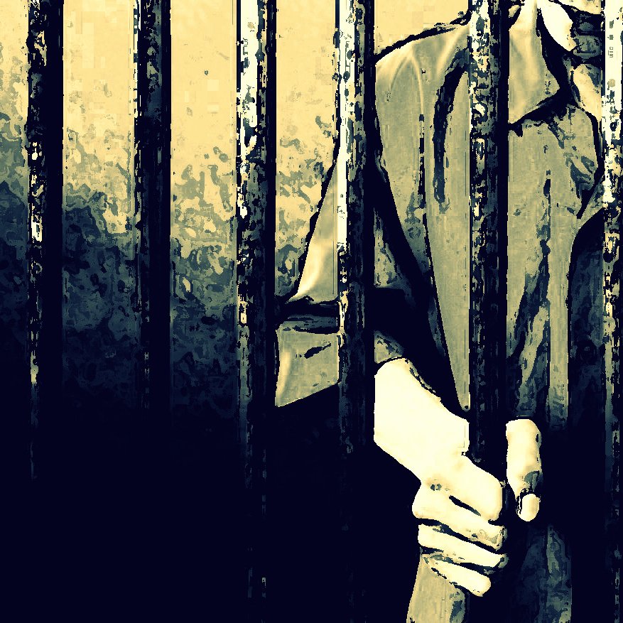 در این تصویر، یک مرد در پشت میله‌های زندان دیده می‌شود. دستان او بر روی میله‌ها قرار دارند و ظاهر او نشان‌دهنده احساساتی مانند ناتوانی یا ناامیدی است. پس‌زمینه تصویر تاریک و کم‌نور است، که فضایی از تنهایی و محدودیت را القا می‌کند. رنگ‌ها عمدتاً تیره و خنثی هستند و بر احساسات سرد و سنگین تصویر تأکید می‌کنند.