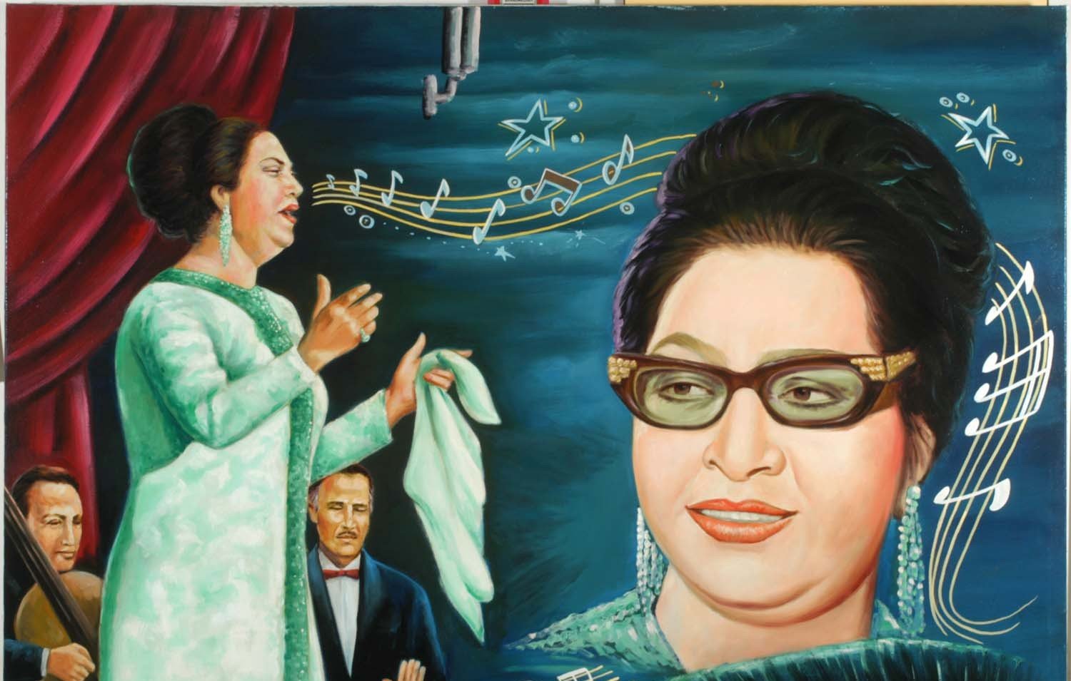 تظهر الصورة لوحة فنية تحتوي على مشهد فني يجمع بين شخصيتين. في الجهة اليسرى، تُرسم امرأة تُغني على المسرح، تحمل بيدها منديلًا وتبدو متفاعلة مع الجمهور. في الجهة اليمنى، تتواجد صورة كبيرة لوجه امرأة ترتدي نظارات وتبدو أنيقة. خلف الشخصيات، توجد ملاحظات موسيقية ونجوم، مما يضفي جوًا فنيًا على العمل. الألوان المستخدمة دافئة وتبرز الأجواء الموسيقية.