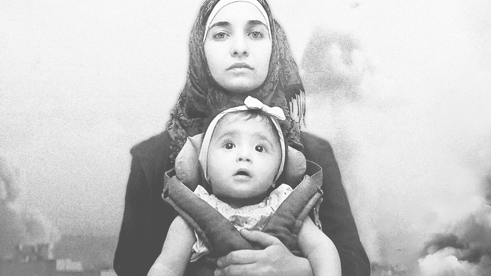 La imagen muestra a una mujer que lleva un pañuelo en la cabeza y sostiene a un bebé en una mochila portabebés. La mujer parece ser fuerte y decidida, mientras que el bebé tiene una expresión de curiosidad. El fondo presenta un ambiente de caos, con humo y edificios dañados, sugiriendo un contexto de conflicto o crisis. Esta combinación de elementos transmite un mensaje de resiliencia y protección en tiempos difíciles.