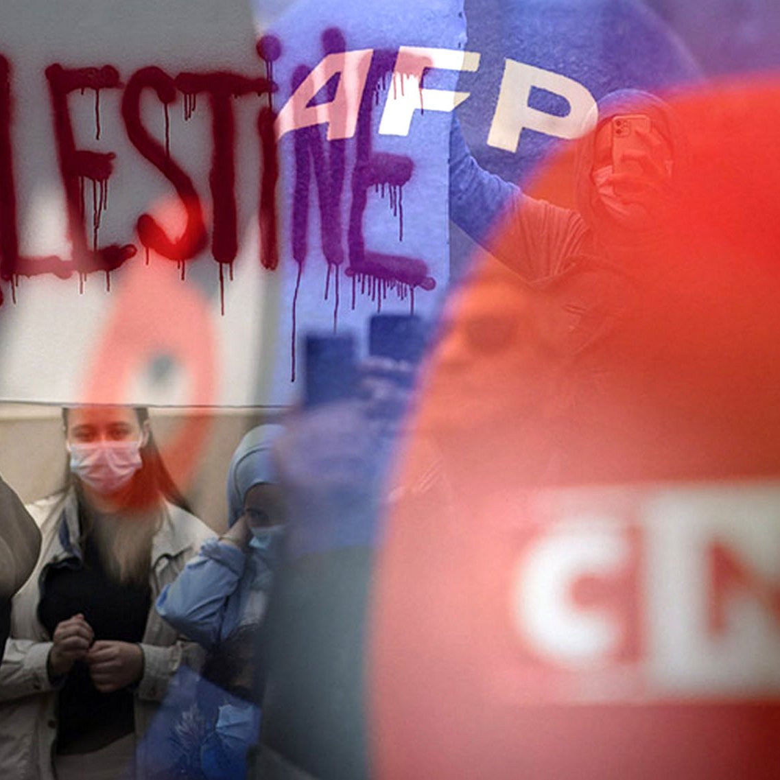 در تصویر، یک دیوار با نوشته‌ای به زبان انگلیسی که کلمه "PALESTINE" بر روی آن به حالت خوشنویسی و با رنگ قرمز آغشته به رنگ، مشاهده می‌شود. در پس‌زمینه، گروهی از مردم دیده می‌شوند که به یک جمعیت یا تظاهرات اشاره دارند. همچنین، لوگوهایی از رسانه‌های خبری مانند "AFP" و "CNEWS" در تصویر وجود دارد که نشان‌دهنده پوشش رسانه‌ای از این رویداد است. فضای کلی تصویر نشان‌دهنده یک رویداد اجتماعی یا سیاسی است که به مسئله فلسطین تعلق دارد.