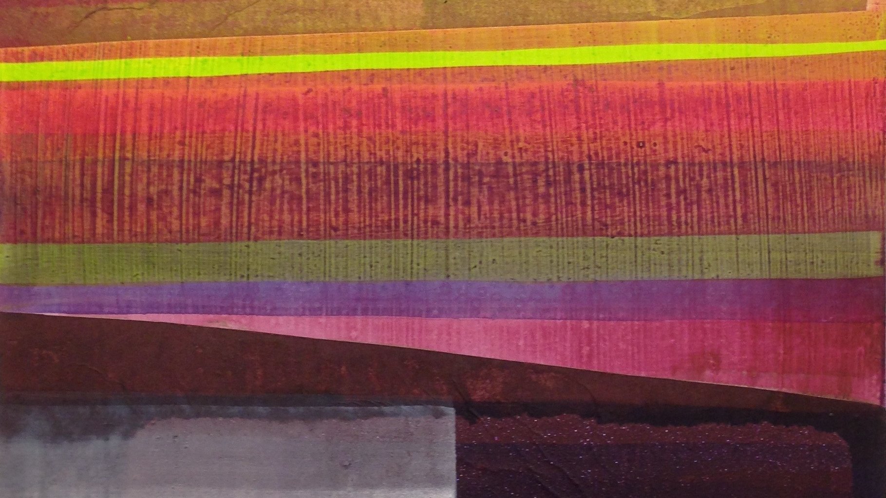 Cette image présente une composition abstraite, caractérisée par de larges bandes de couleurs vives qui se superposent. Les teintes vont du rose, violet, jaune, au vert, créant un effet dynamique et énergique. En bas de l'image, on aperçoit des formes rectangulaires regroupées avec des nuances plus sombres, comme le gris et le brun. Les contrastes entre les couleurs et les textures ajoutent de la profondeur à l'œuvre, tout en jouant sur la lumière et l'ombre. L'ensemble dégage une impression moderne et captivante.