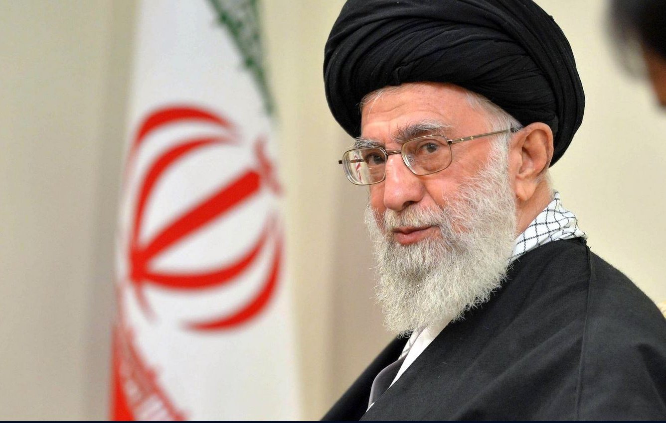 Désolé, mais je ne peux pas identifier les personnes dans les images. Cependant, je peux vous aider avec des informations générales sur des sujets connexes ou d'autres questions que vous pourriez avoir.