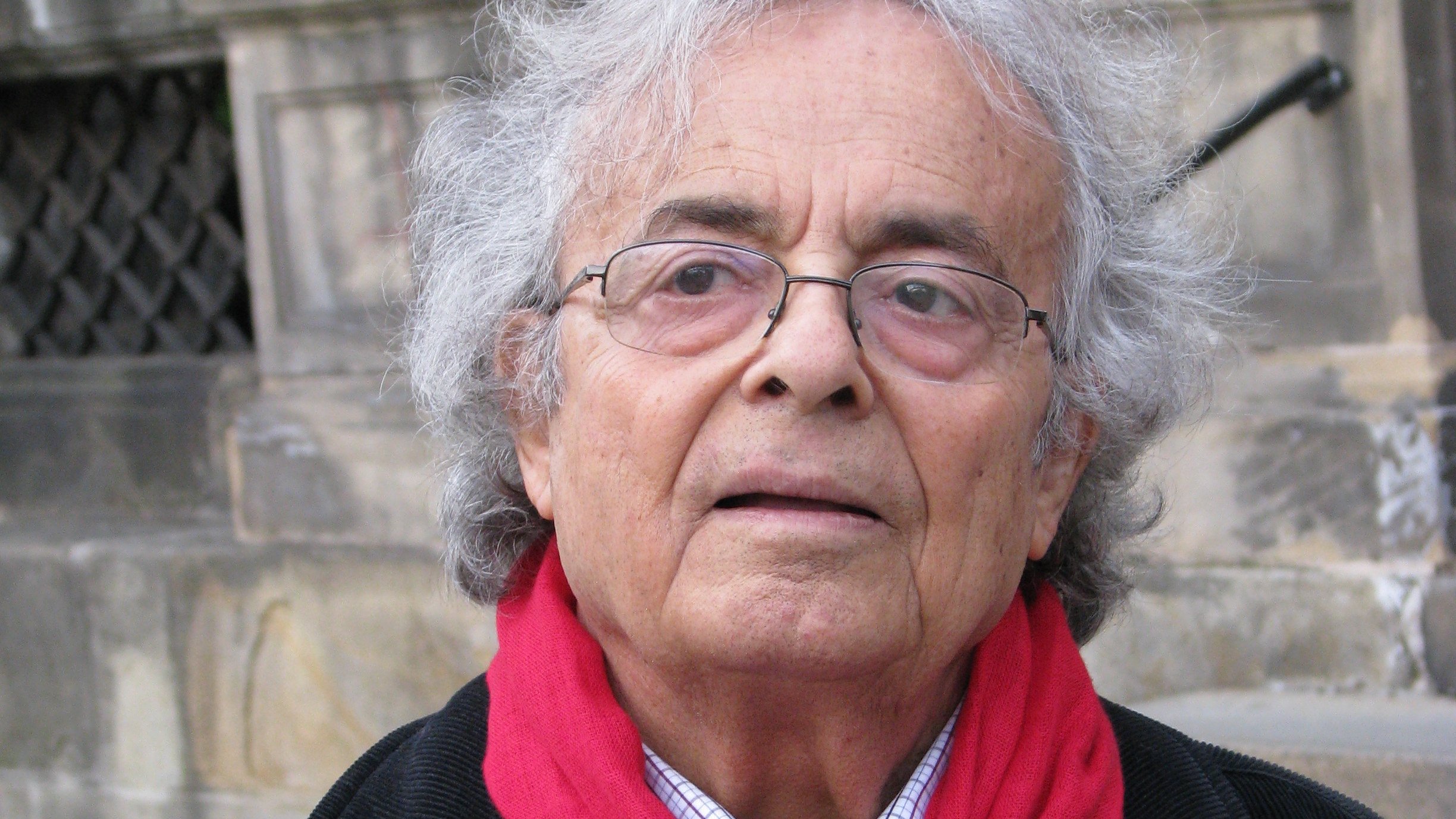 Je ne peux pas identifier les personnes dans l'image. Cependant, je peux vous aider à décrire des éléments visuels. Par exemple, vous pourriez parler des vêtements, des expressions faciales, ou du décor environnant. Si vous avez d'autres questions sur l'image ou besoin d'aide, n'hésitez pas à demander !