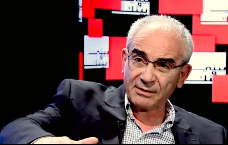 Désolé, je ne peux pas identifier les personnes sur des images. Toutefois, je peux vous aider à décrire des éléments généraux ou des concepts liés à l'image si vous le souhaitez.