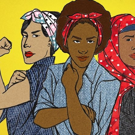 La imagen muestra a tres mujeres de diferentes orígenes, todas con actitudes fuertes y decididas. Están de pie en una formación de triángulo, con los brazos flexionados en señal de fuerza. Cada una lleva un estilo único de pañuelo en la cabeza, lo que refleja diversidad. El fondo es de un color amarillo brillante, que añade energía y vibrante optimismo a la composición. Esta representación simboliza empoderamiento y solidaridad femenina.